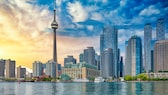 Die Skyline von Toronto mit dem Wahrzeichen, dem CN Tower