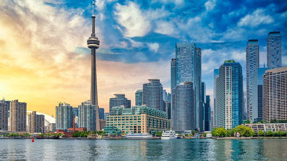 Die Skyline von Toronto mit dem Wahrzeichen, dem CN Tower