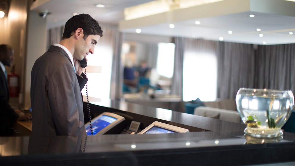 Rezeptionist im Hotel