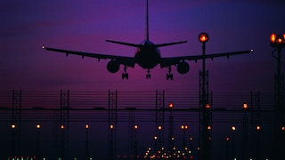 Flugzeug bei Nacht