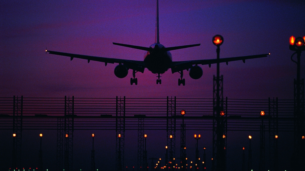 Flugzeug bei Nacht