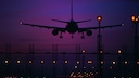 Flugzeug bei Nacht