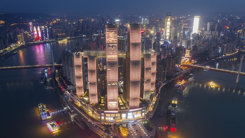 Die Raffles City bei Nacht
