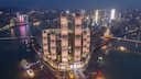 Die Raffles City bei Nacht
