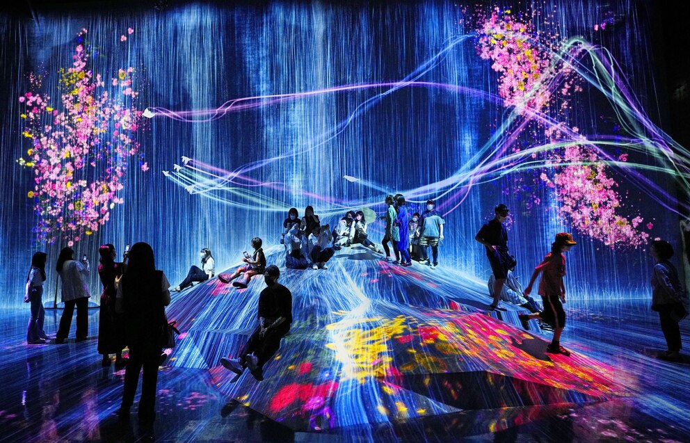 Besucher machen Bilder im Museum für digitale Kunst teamLab Borderless in Tokio