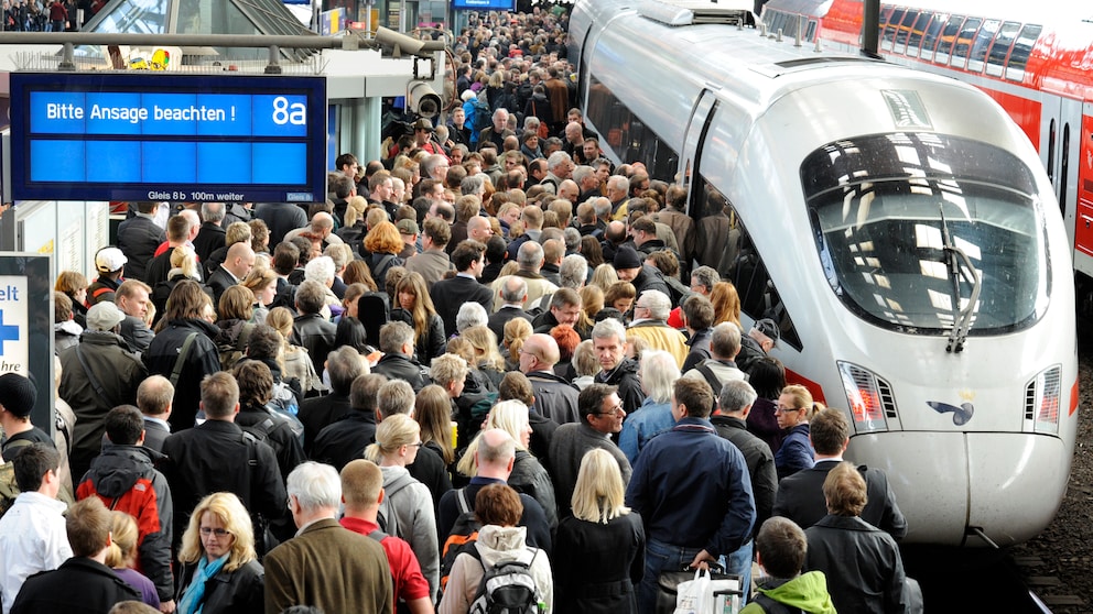 Warten am Bahnsteig: Wenn ein Zug der Bahn richtig überfüllt ist, können manchmal nicht alle Fahrgäste mitfahren
