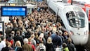 Warten am Bahnsteig: Wenn ein Zug der Bahn richtig überfüllt ist, können manchmal nicht alle Fahrgäste mitfahren