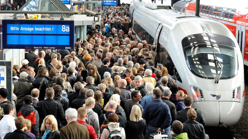 Warten am Bahnsteig: Wenn ein Zug der Bahn richtig überfüllt ist, können manchmal nicht alle Fahrgäste mitfahren