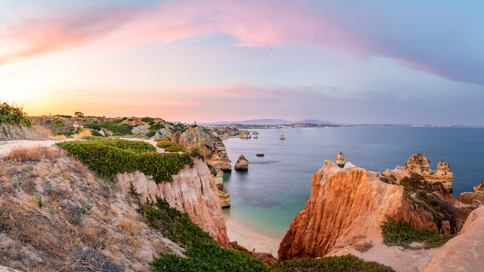 Der Praia do Camilo in Portugals Süd-Region Algarve bei Sonnenuntergang