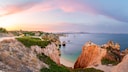 Der Praia do Camilo in Portugals Süd-Region Algarve bei Sonnenuntergang