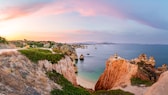 Der Praia do Camilo in Portugals Süd-Region Algarve bei Sonnenuntergang 