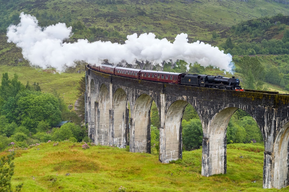 Der Jacobite Steam Train fährt über das Glenfinnan Viadukt