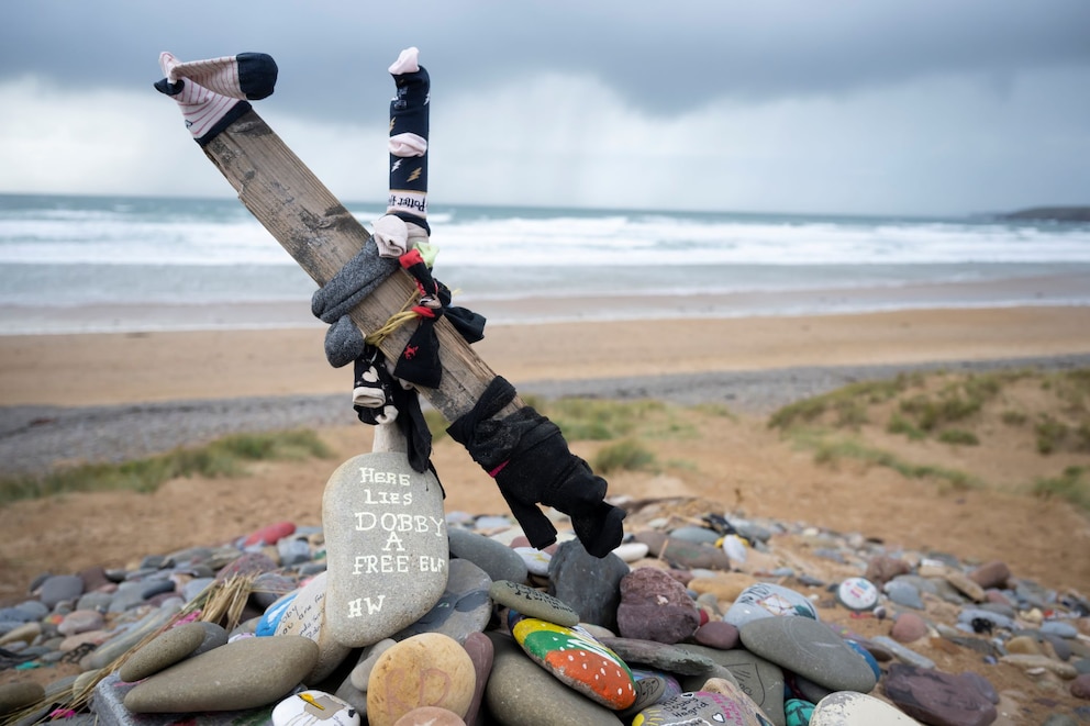 Am Freshwater West Beach liegen bemalte Steine um an Harrys Freund Dobby zu erinnern