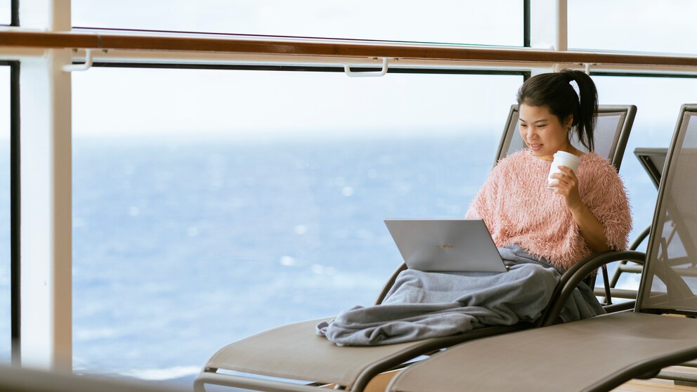 Um sich vor hohen Rechnungen zu schützen, sollten Urlauber vor einer Schiffsreise die automatische Netzeinwahl in den Einstellungen ihres Mobilfunkgeräts deaktivieren