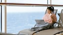 Um sich vor hohen Rechnungen zu schützen, sollten Urlauber vor einer Schiffsreise die automatische Netzeinwahl in den Einstellungen ihres Mobilfunkgeräts deaktivieren
