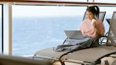 Um sich vor hohen Rechnungen zu schützen, sollten Urlauber vor einer Schiffsreise die automatische Netzeinwahl in den Einstellungen ihres Mobilfunkgeräts deaktivieren