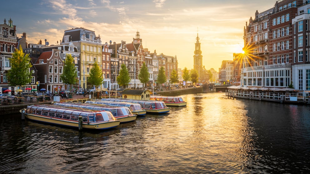 Die Hauptstadt Amsterdam ist eins der beliebtesten Ziele in den Niederlanden