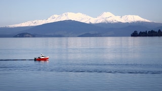 Der Lake Taupo ist Neuseelands größter See und ein beliebtes Touristenziel