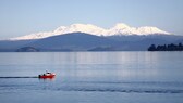 Der Lake Taupo ist Neuseelands größter See und ein beliebtes Touristenziel