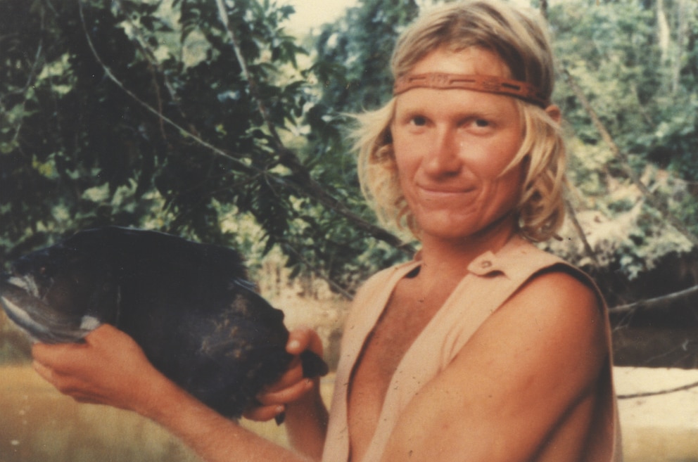 John Reed mit einem Fisch im Amazonas