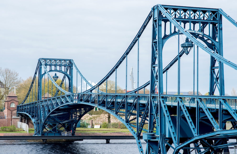 Die Kaiser-Wilhelm-Brücke ist ein Wahrzeichen der Stadt. Die symmetrische, zweiflügelige Straßendrehbrücke verbindet die Südstadt mit dem Südstrand. 