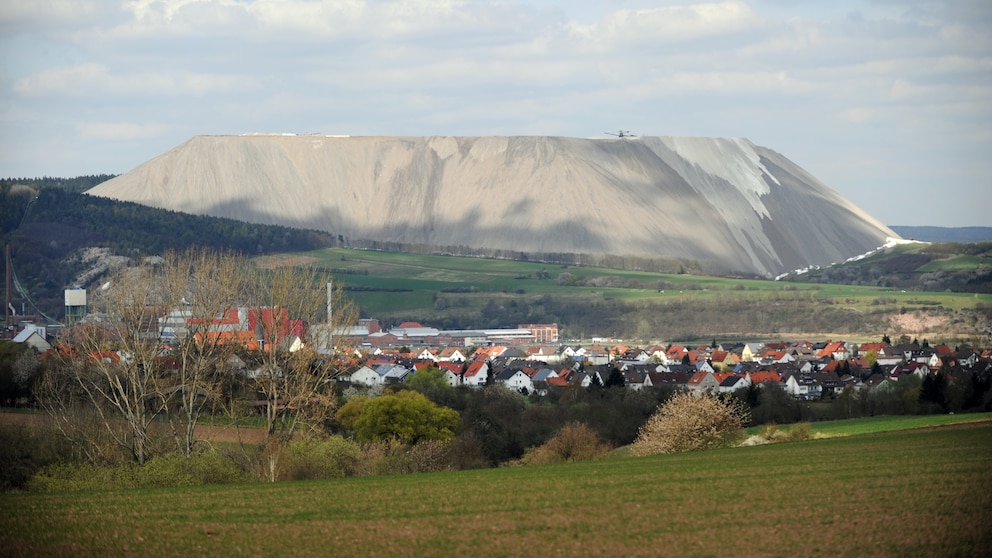 Sieht aus wie ein Berg, ist aber in Wahrheit eine riesige Abraumhalde. Der Monte Kali in Hessen ist heute trotzdem eine überregionale Berühmtheit