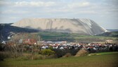 Sieht aus wie ein Berg, ist aber in Wahrheit eine riesige Abraumhalde. Der Monte Kali in Hessen ist heute trotzdem eine überregionale Berühmtheit