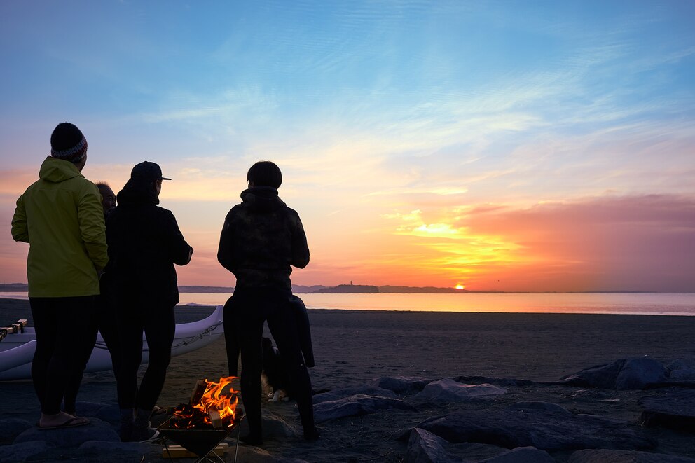 Sonnenaufgang am Strand in Japan