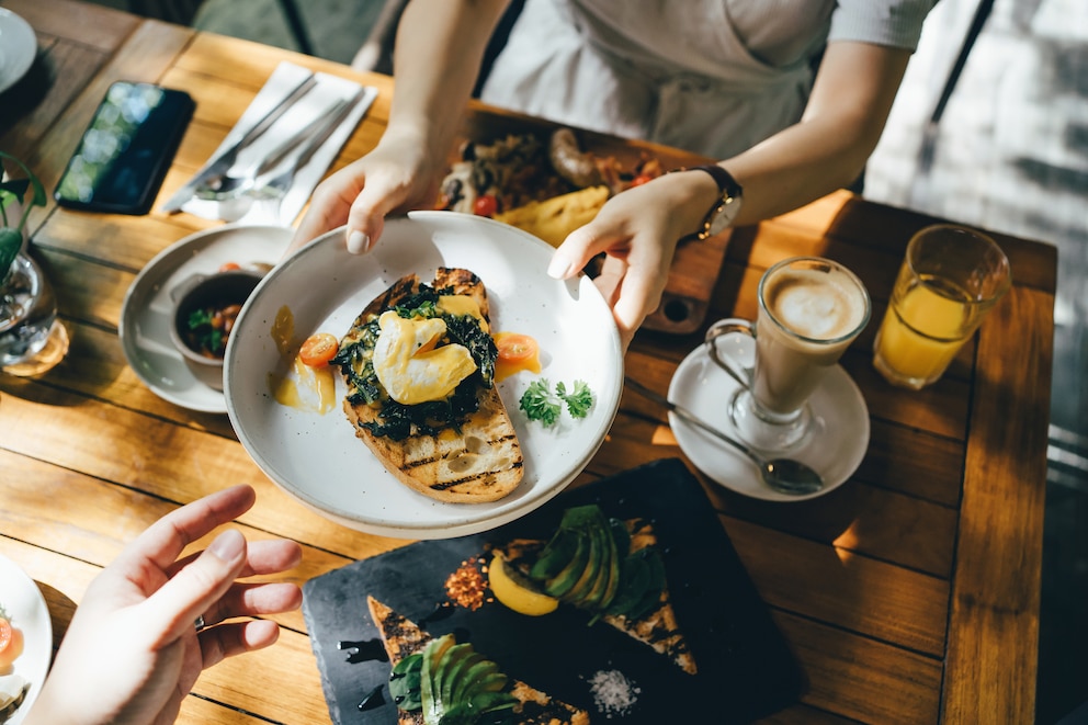 Ob sich das Frühstück im Hotel lohnt, hängt von der Lage der Unterkunft und der Auswahl beim Frühstück ab