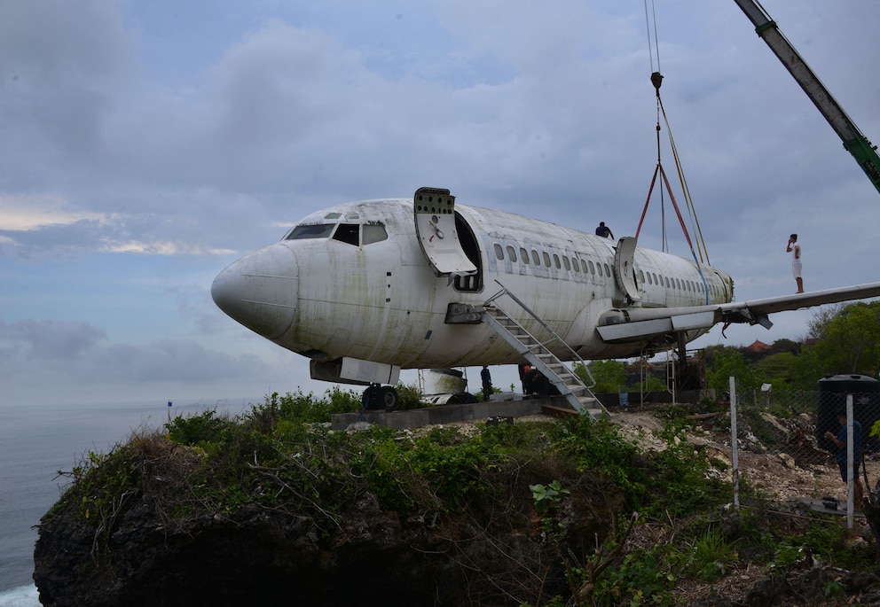 Alleine das Versetzen der Boeing zu ihrem jetzigen Standort war bereits aufwändig