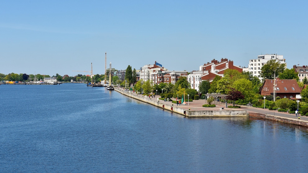 Blick auf den Hafen und Bontekai in Wilhelmshaven