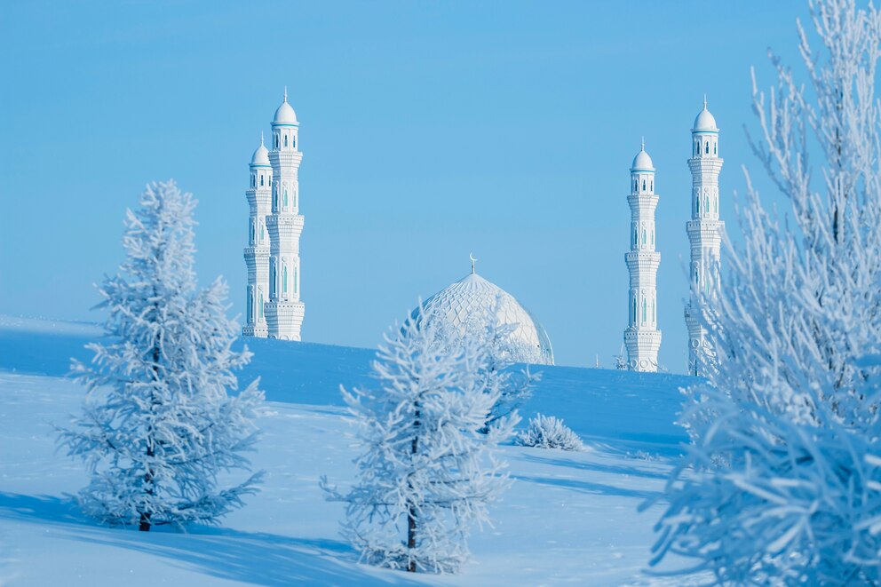 Die Nur-Astana-Moschee in der Hauptstadt Kasachstans, Astana, im Schnee 