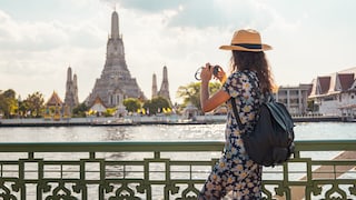 Urlauberin macht Fotos in Thailand