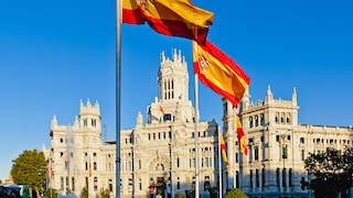 Spanische Flaggen wehen in Madrid, der Hauptstadt des Landes