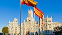 Spanische Flaggen wehen in Madrid, der Hauptstadt des Landes
