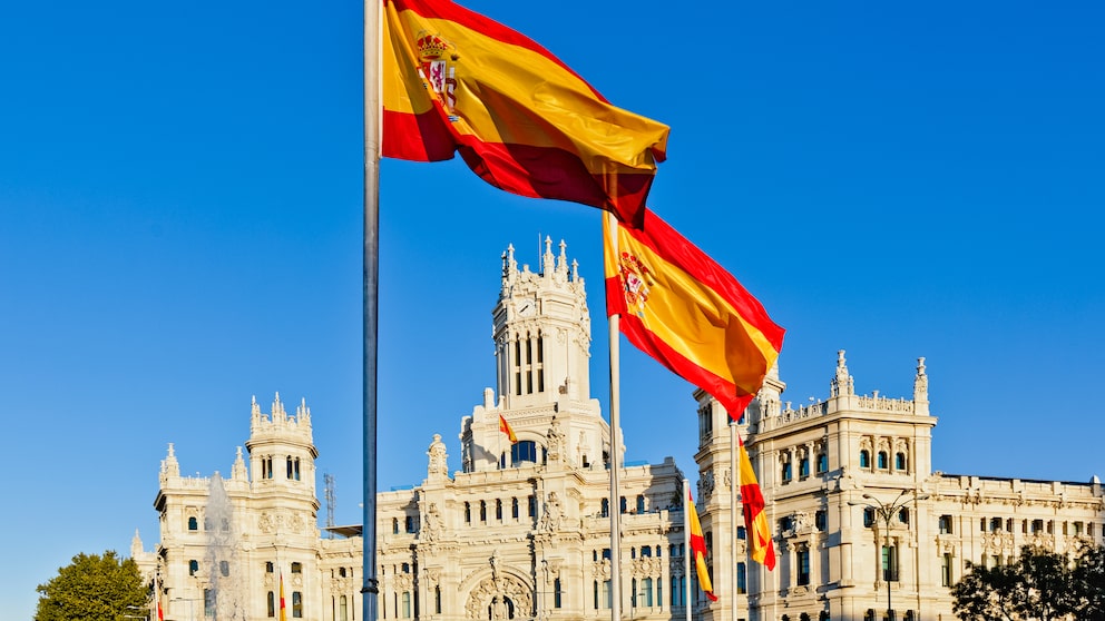 Spanische Flaggen wehen in Madrid, der Hauptstadt des Landes 