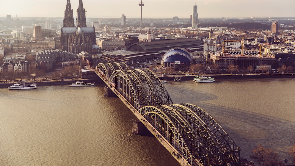 Die vier Bahnstrecken mit der meisten Verspätung führen alle über den Kölner Hauptbahnhof