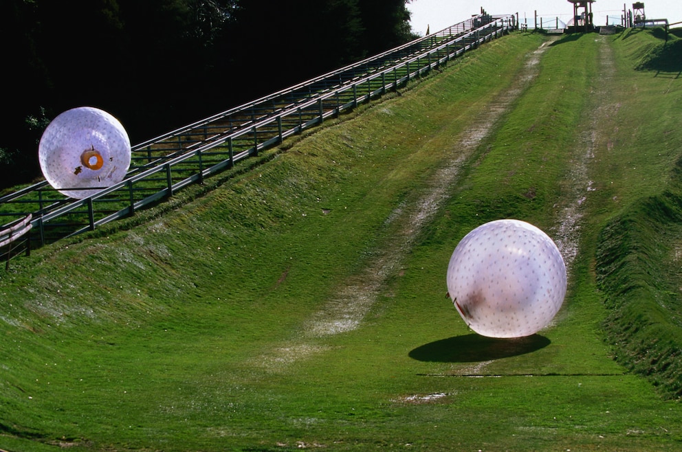 In riesigen aufblasbaren Bällen gehts im Zorb Park de Berg hinunter