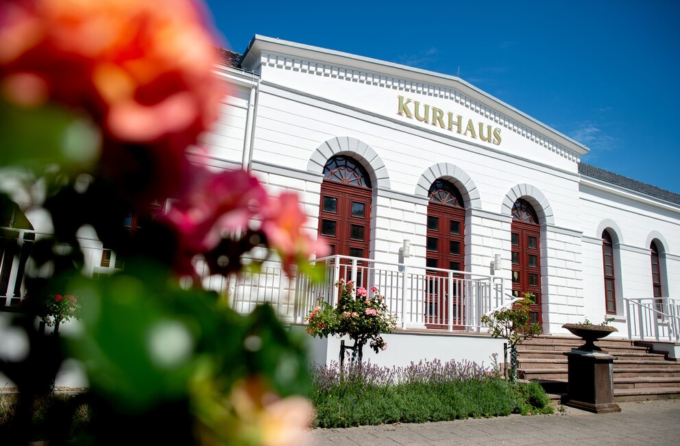 Der Schriftzug „Kurhaus“ ist an der Rückseite des Kurhauses, auch bekannt als Conversationshaus, auf Norderney angebracht