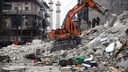 Dieses von der syrischen Nachrichtenagentur SANA veröffentlichte Foto zeigt Rettungskräfte und Freiwillige, die Such- und Rettungsmaßnahmen in den Trümmern eines eingestürzten Gebäudes durchführen