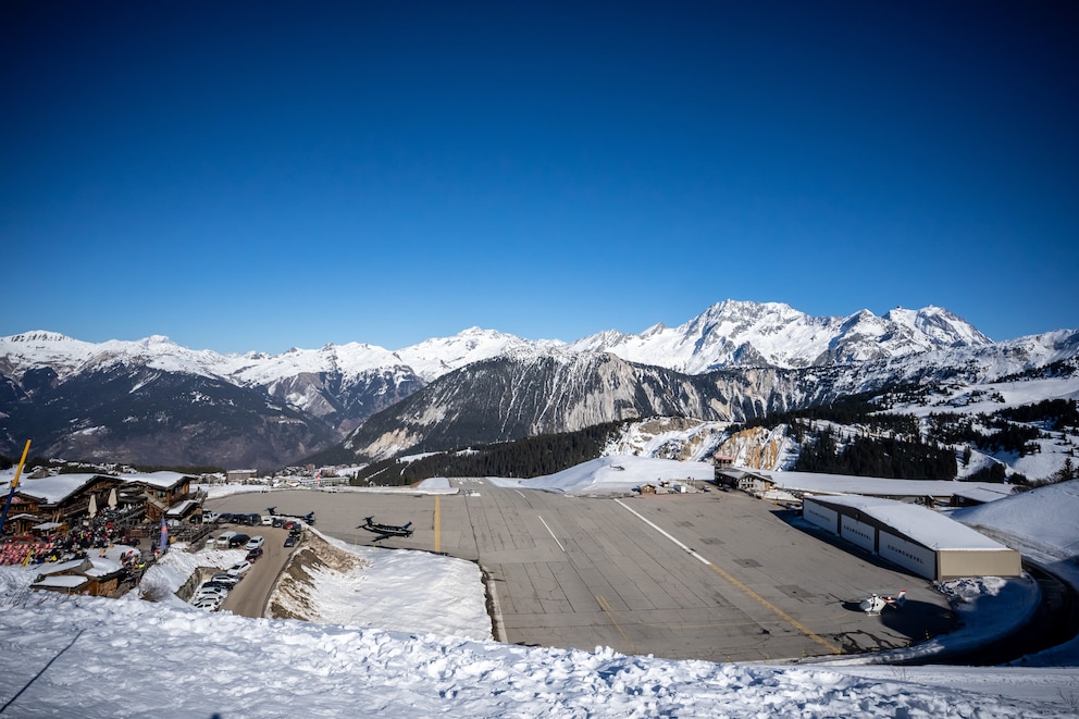 Blick auf den Flugplatz von Courchevel, auch Altiport genannt. Der Flugplatz auf einer Höhe von 2007 Metern gilt mit seiner abfallenden, nur 538 Meter langen Start-und Landebahn als besonders schwieriger Landeplatz.