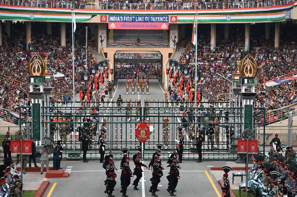 Die Wagah Border befindet sich etwa 35 Kilomter von Lahore entfernt. Die Zeremonie zieht täglich Tausende Schaulustige an, für die es sogar Tribünen gibt.