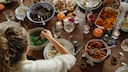 Gutes Essen und leckere Getränke in einer geselligen Runde – wer mag das nicht? Auf die folgenden 33 Gerichte sollten Sie nicht verzichten, wenn Sie durch Europa reisen