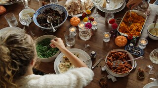 Gutes Essen und leckere Getränke in einer geselligen Runde – wer mag das nicht? Auf die folgenden 33 Gerichte sollten Sie nicht verzichten, wenn Sie durch Europa reisen