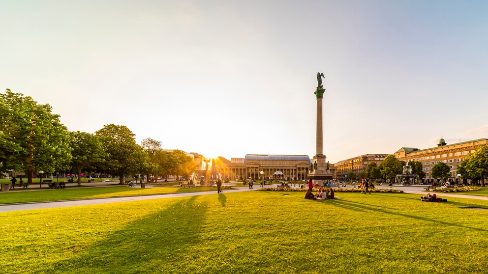 Blick auf Stuttgart vom Schlossplatz bei Sonnenuntergang