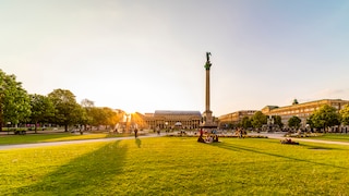 Blick auf Stuttgart vom Schlossplatz bei Sonnenuntergang