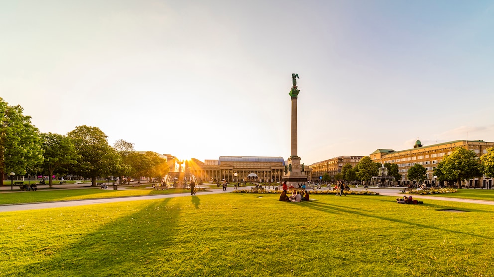 Blick auf Stuttgart vom Schlossplatz bei Sonnenuntergang