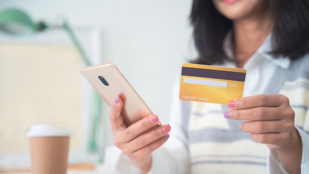 Frau bucht ein Ticket am Smartphone