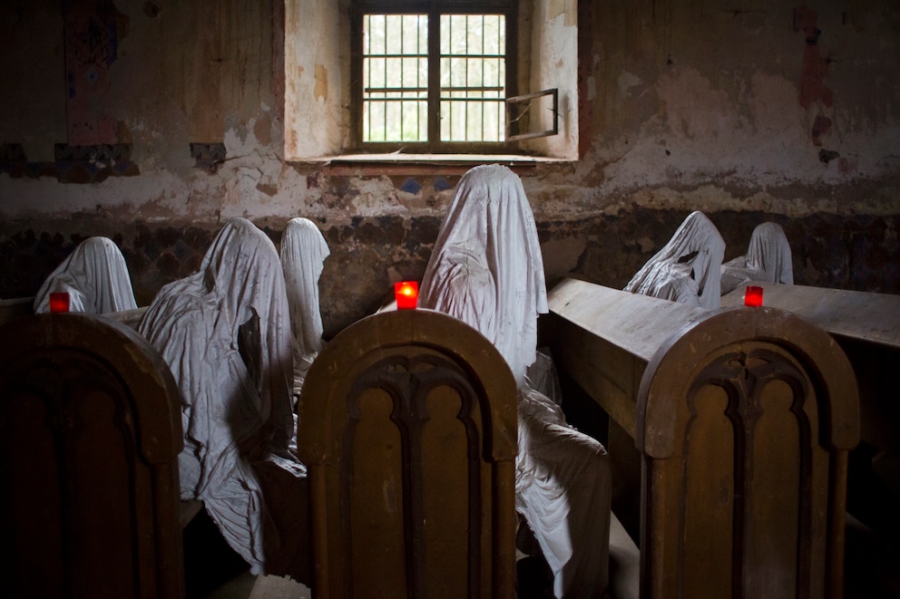 St. Georgs-Kirche, Tschechien Schweigend sitzen die Geister auf den Kirchenbänken