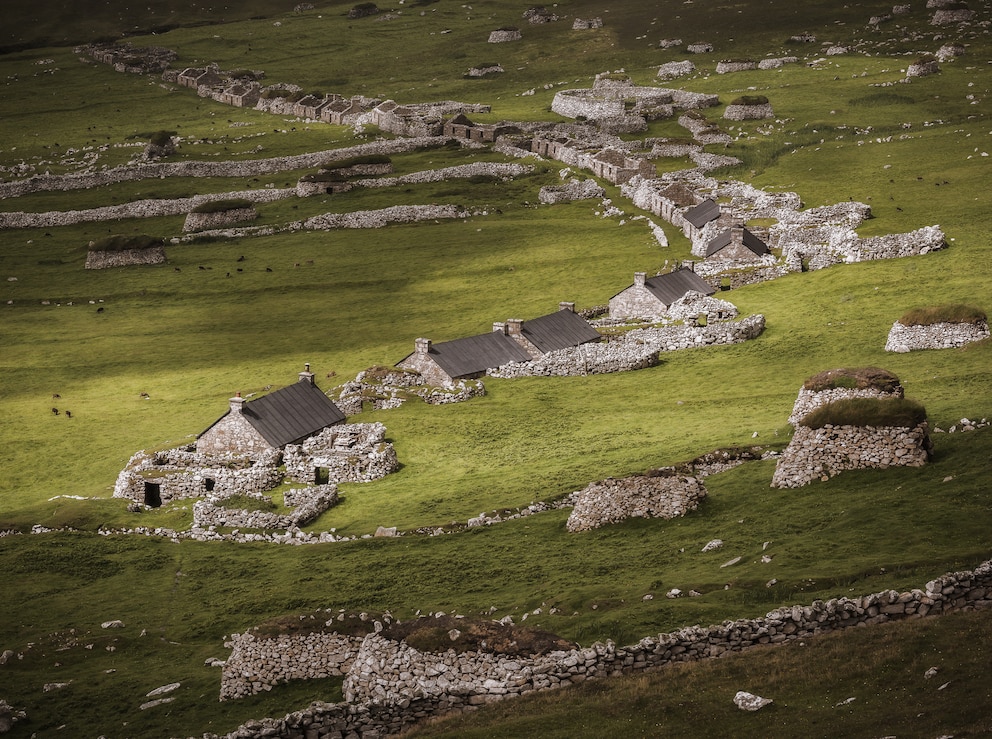 Auf der größten Insel der St. Kilda Inselgruppe Hirta liegt eine verlassene Siedlung